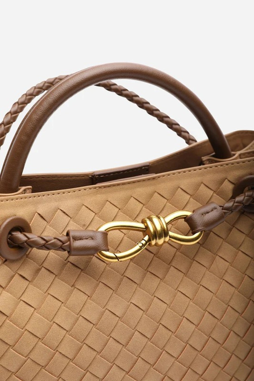 Bolso premium de asa superior con acabado tejido y detalle de nudo dorado en ante color coñac – Maizob
