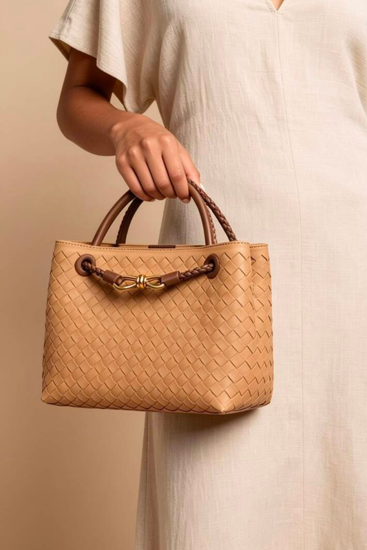 Bolso premium de asa superior con acabado tejido y detalle de nudo dorado en ante color coñac – Maizob