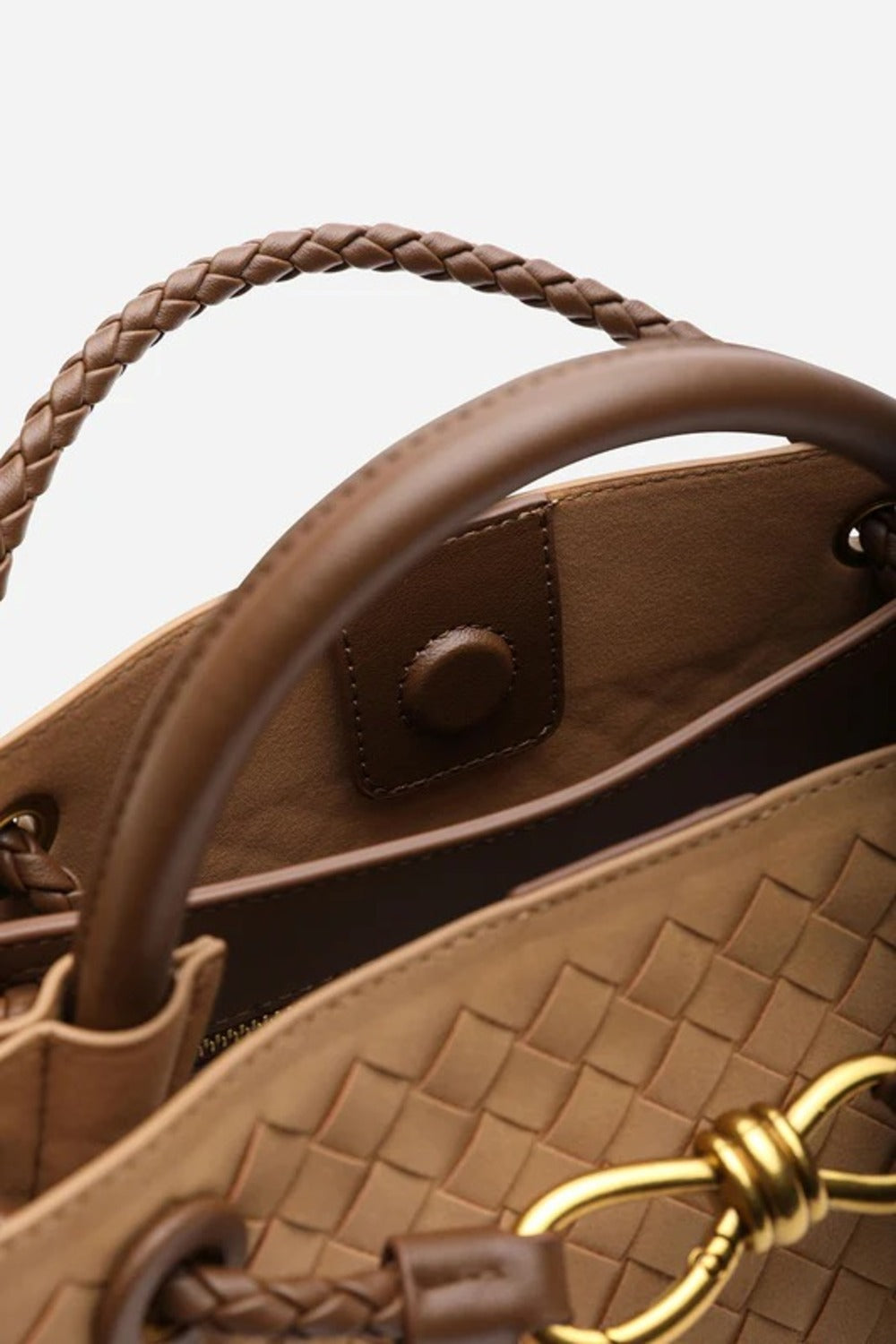 Bolso premium de asa superior con acabado tejido y detalle de nudo dorado en ante color coñac – Maizob