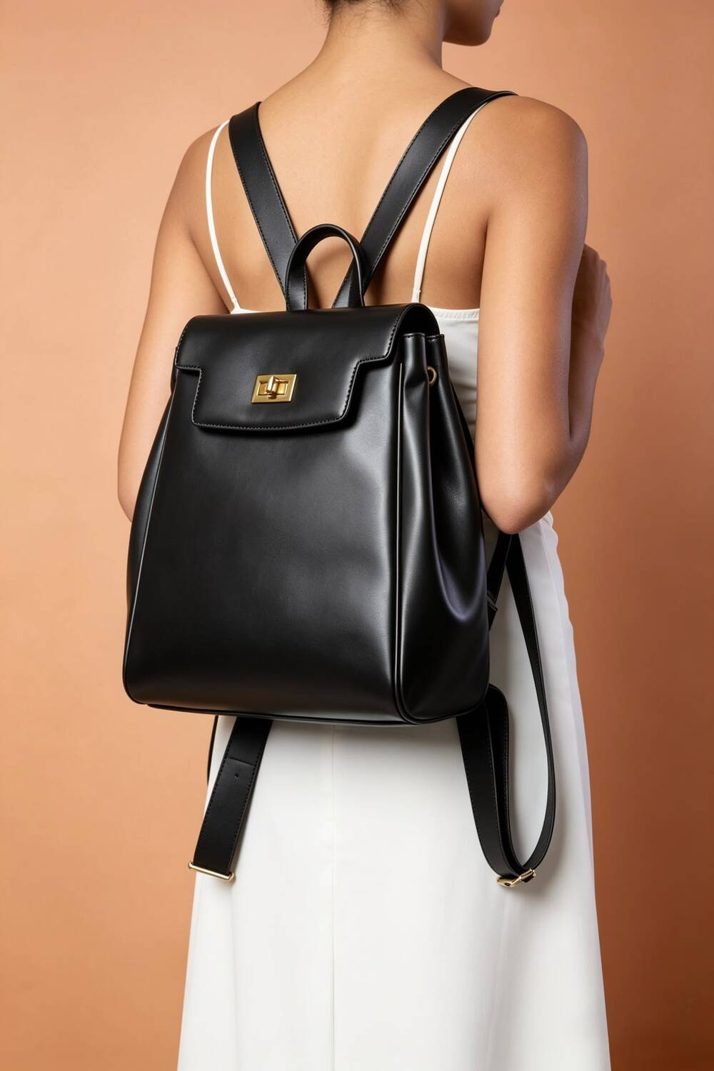Mochila de piel sintética lisa premium en color negro – Maizob